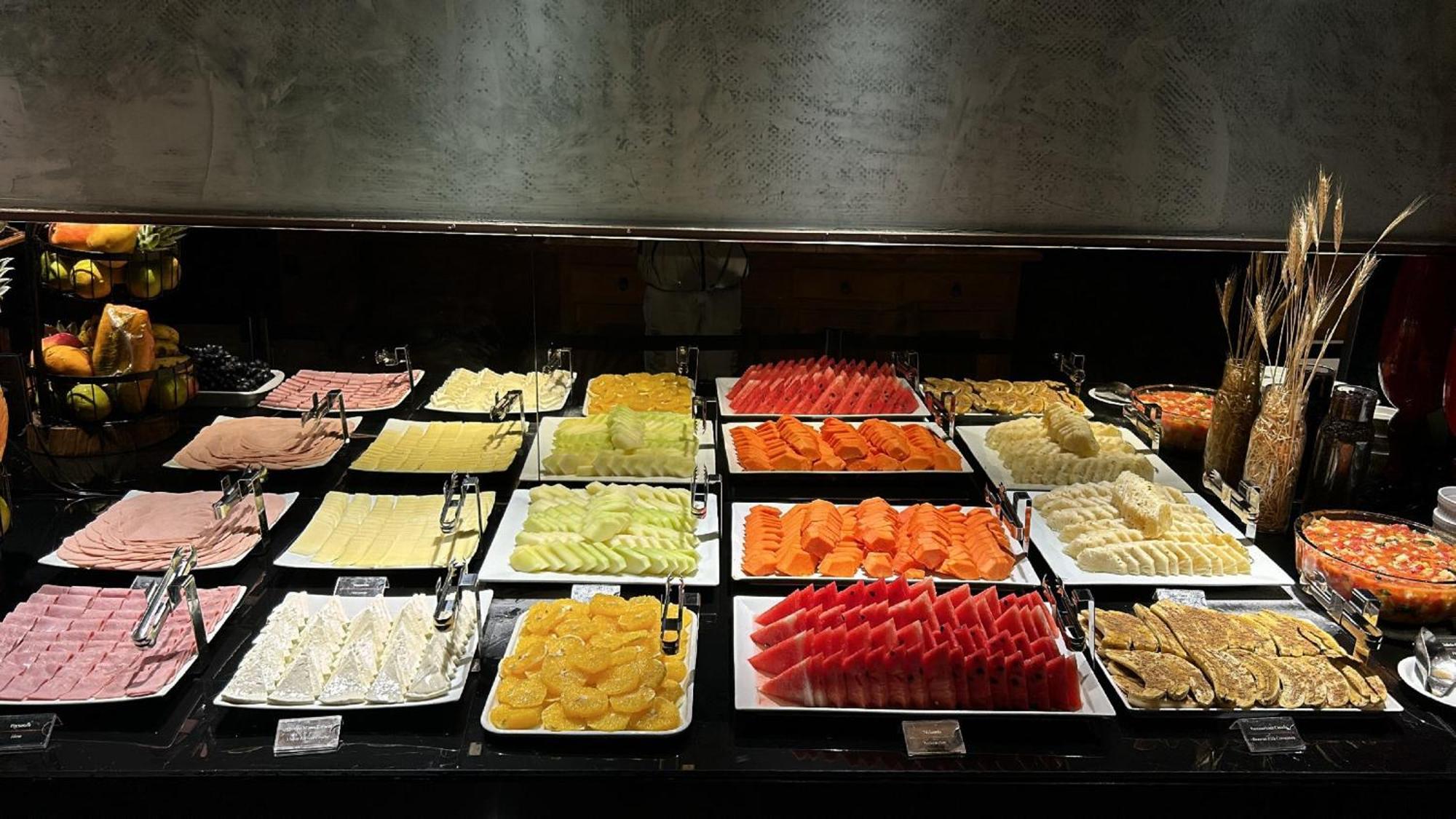 Jade Hotel Brasilia Candangolandia Ngoại thất bức ảnh A selection of cold cuts at a buffet
