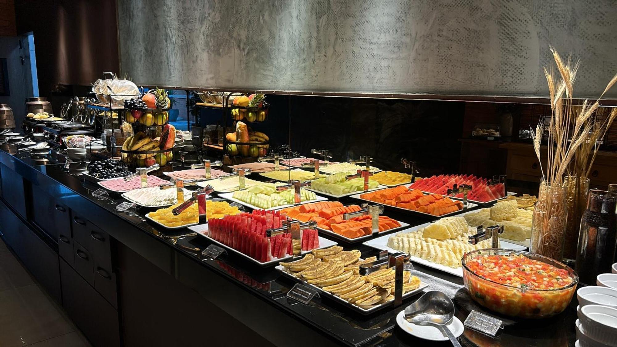 Jade Hotel Brasilia Candangolandia Ngoại thất bức ảnh A fruit salad buffet