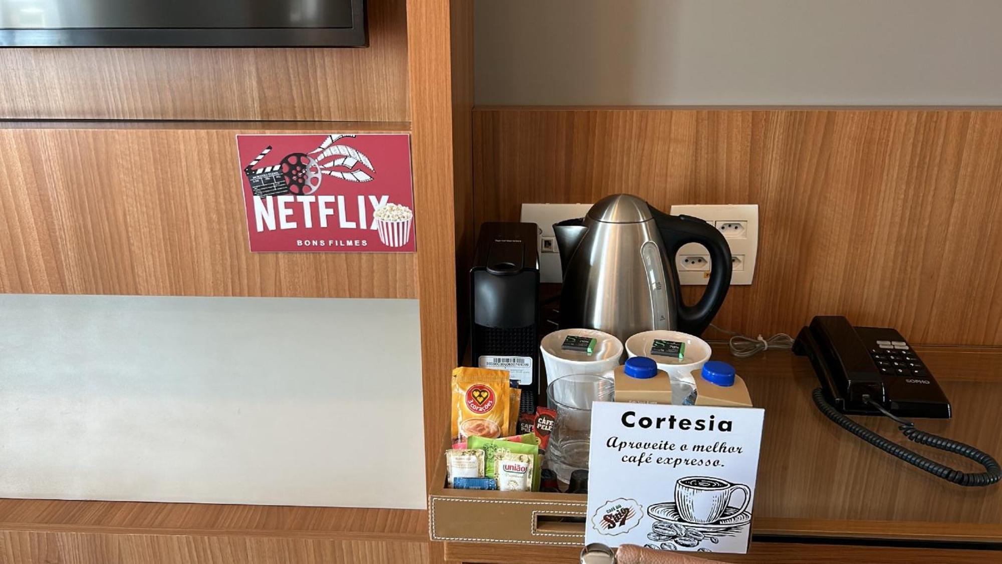 Jade Hotel Brasilia Candangolandia Ngoại thất bức ảnh A Netflix sticker in a hotel room