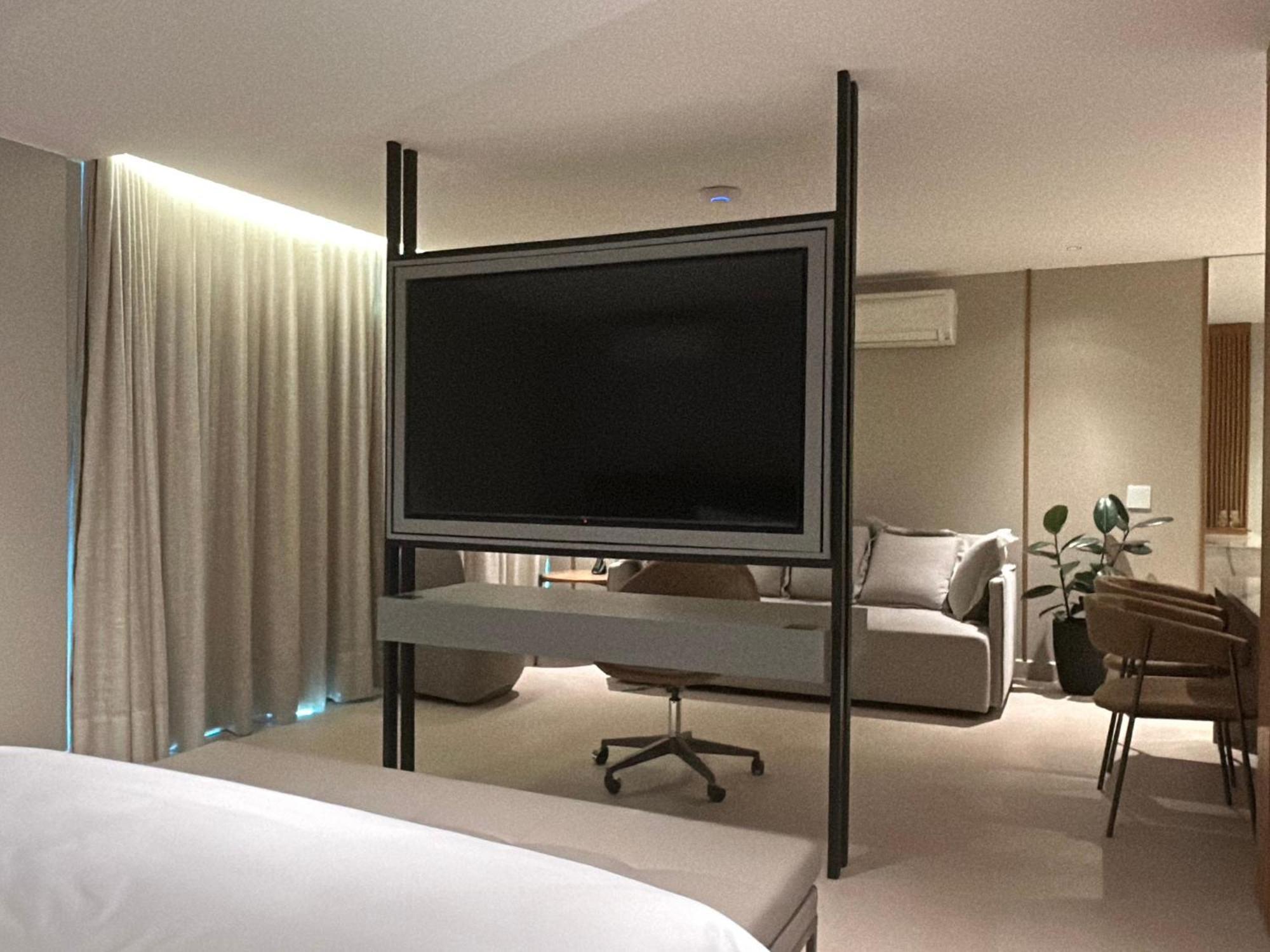 Jade Hotel Brasilia Candangolandia Ngoại thất bức ảnh A television in a hotel room